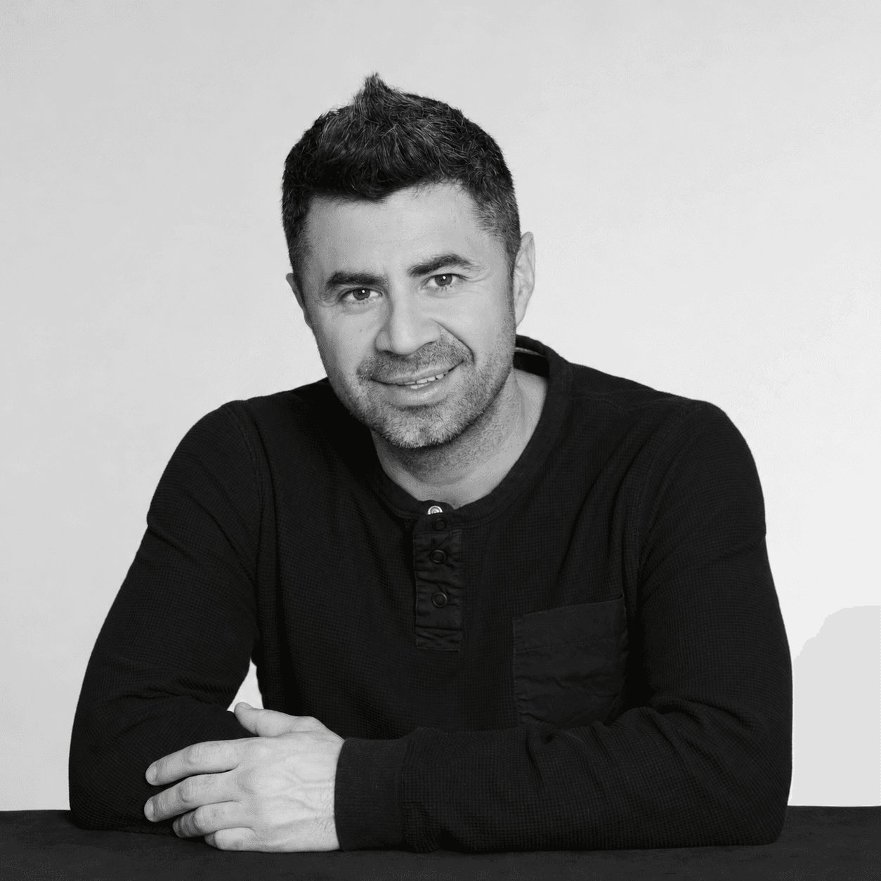 Portrait de Darwin Escobar, fondateur de FINO Atelier